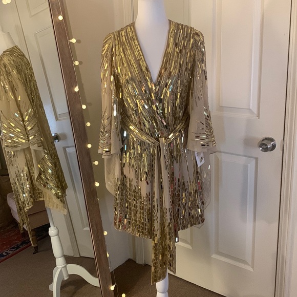 MAC DUGGAL
Cape Back Geometric Sequin Robe Mini Dress - Picture 5 of 17
